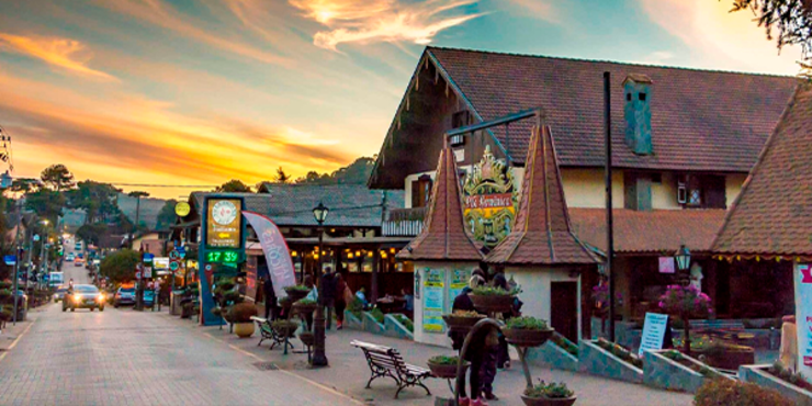 cenário de uma rua no centro de Monte Verde em Minas com comércios locais