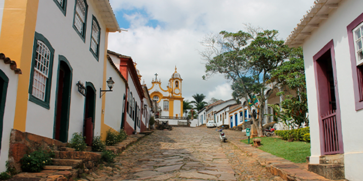 cenário da rua histórica de tirantes com casas locais e templo religioso