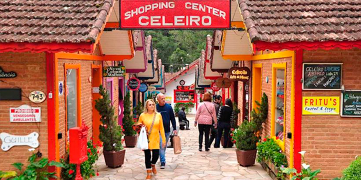 Turistas fazendo compras pelo distrito de Monte Verde Minas