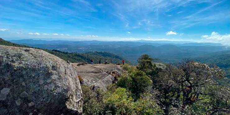 Cenário de montanha e natureza plena representando o turismo em Monte Verde Minas