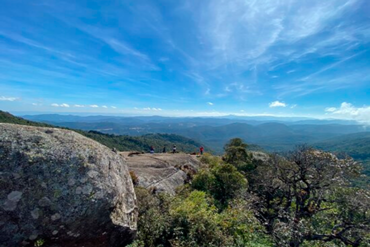 cenário da Pedra Redonda em um dia de sol avistando o horizonte em Monte Verde Minas Gerais