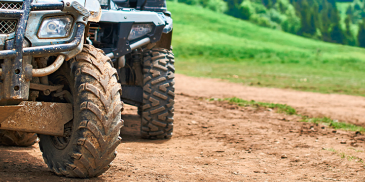 cenário das rodas de um quadriciclo em meio a uma estrada de terra em Monte Verde