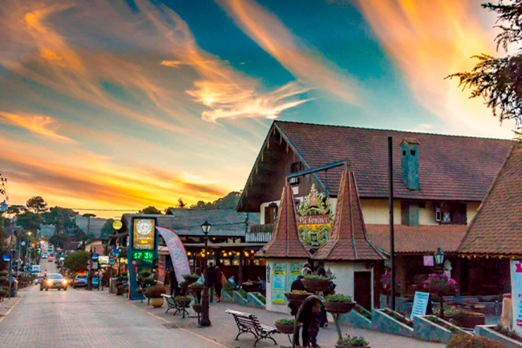 vista para a rua principal no centro de Monte Verde em Minas Gerais