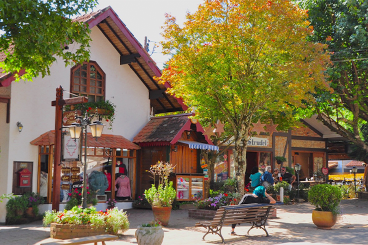 Centrinho do distrito mineiro com turistas ao redor - quando ir a Monte Verde
