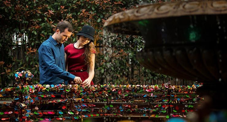 viagem romântica perto de São Paulo: imagem de casal dando as mãos com uma mulher segurando um mapa
